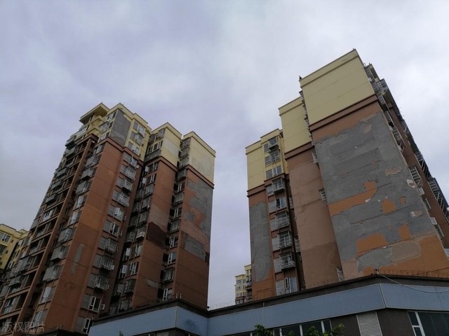 Tôi 58 tuổi, sống ở chung cư 15 tầng giờ bán gấp để xuống tầng thấp: Lỗ cũng chịu vì 4 ĐIỀU không thể chịu nổi! - Ảnh 2.