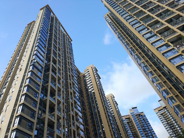 Tôi 58 tuổi, sống ở chung cư 15 tầng giờ bán gấp để xuống tầng thấp: Lỗ cũng chịu vì 4 ĐIỀU không thể chịu nổi! - Ảnh 1.