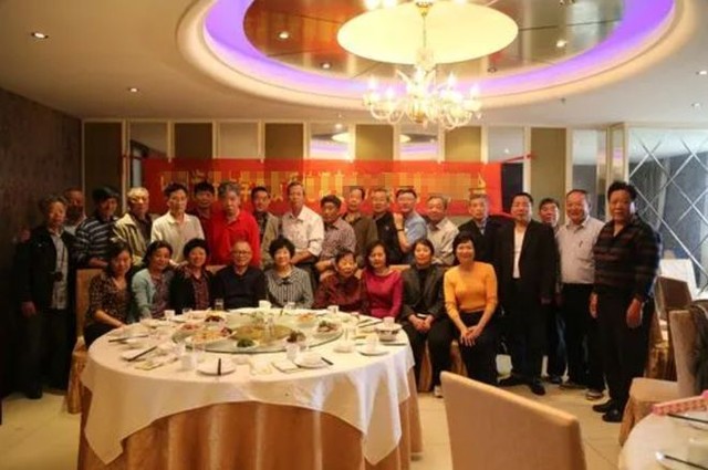 50 tuổi tôi đi họp lớp bị coi thường vì làm nông, lương thấp nhưng khi con trai đến đón, họ chỉ câm lặng và cúi đầu - Ảnh 3. 50 tuổi tôi đi họp lớp bị coi thường vì làm nông, lương thấp nhưng khi con trai đến đón, họ chỉ câm lặng và cúi đầu - Ảnh 3.