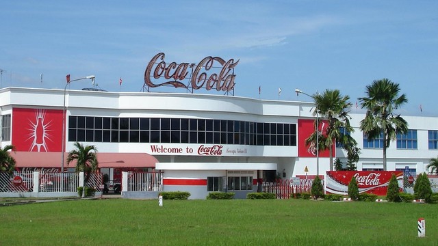 Nếu đi siêu thị bắt gặp chai Coca-Cola có nắp vàng đừng vội lo hàng nhái, bởi đây chính là ý nghĩa thực sự phía sau: Chiều khách hàng số 2, không ai dám nhận số 1 - Ảnh 1.