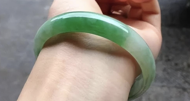Tôi đau đầu khi biết mẹ mua vòng tay 31 triệu đồng: Có bao nhiêu tiền cống nạp hết cho bọn lừa đảo, giờ tôi phải làm sao? - Ảnh 3. Tôi đau đầu khi biết mẹ mua vòng tay 31 triệu đồng: Có bao nhiêu tiền cống nạp hết cho bọn lừa đảo, giờ tôi phải làm sao? - Ảnh 3.