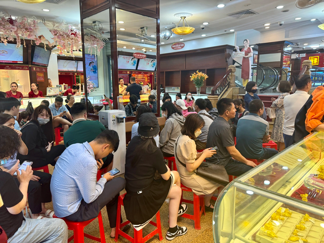 Lướt sóng vàng, người bỏ túi hàng chục triệu đồng, người phải thoát hàng vì giá như 'tàu lượn siêu tốc' - Ảnh 1. Lướt sóng vàng, người bỏ túi hàng chục triệu đồng, người phải thoát hàng vì giá như 'tàu lượn siêu tốc' - Ảnh 1.