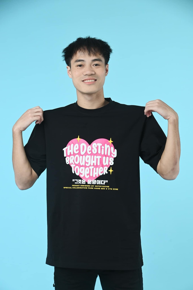 Thương hiệu thời trang của cầu thủ Văn Toàn: 'Cú ngã bạc tỷ' đến thương hiệu thời trang nghìn followers, thần tượng trong kinh doanh bầu Đức - Ảnh 1. Thương hiệu thời trang của cầu thủ Văn Toàn: 'Cú ngã bạc tỷ' đến thương hiệu thời trang nghìn followers, thần tượng trong kinh doanh bầu Đức - Ảnh 1.