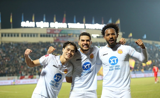 Thương hiệu thời trang của cầu thủ Văn Toàn: 'Cú ngã bạc tỷ' đến thương hiệu thời trang nghìn followers, thần tượng trong kinh doanh bầu Đức - Ảnh 3. Thương hiệu thời trang của cầu thủ Văn Toàn: 'Cú ngã bạc tỷ' đến thương hiệu thời trang nghìn followers, thần tượng trong kinh doanh bầu Đức - Ảnh 3.