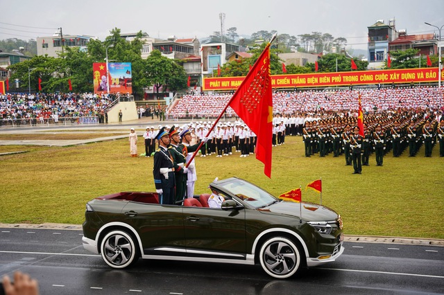 Xe VinFast VF 8 mui trần dẫn đoàn tại Lễ diễu binh Chào mừng 70 năm chiến thắng lịch sử Điện Biên Phủ có gì đặc biệt? - Ảnh 4. Xe VinFast VF 8 mui trần dẫn đoàn tại Lễ diễu binh Chào mừng 70 năm chiến thắng lịch sử Điện Biên Phủ có gì đặc biệt? - Ảnh 4.