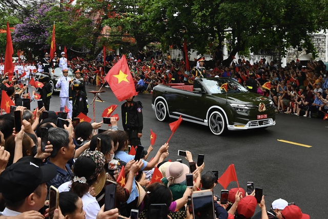 Xe VinFast VF 8 mui trần dẫn đoàn tại Lễ diễu binh Chào mừng 70 năm chiến thắng lịch sử Điện Biên Phủ có gì đặc biệt? - Ảnh 10. Xe VinFast VF 8 mui trần dẫn đoàn tại Lễ diễu binh Chào mừng 70 năm chiến thắng lịch sử Điện Biên Phủ có gì đặc biệt? - Ảnh 10.