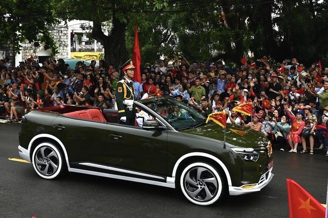 Xe VinFast VF 8 mui trần dẫn đoàn tại Lễ diễu binh Chào mừng 70 năm chiến thắng lịch sử Điện Biên Phủ có gì đặc biệt? - Ảnh 6. Xe VinFast VF 8 mui trần dẫn đoàn tại Lễ diễu binh Chào mừng 70 năm chiến thắng lịch sử Điện Biên Phủ có gì đặc biệt? - Ảnh 6.