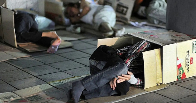 Lấy chồng Hàn Quốc bị thiểu năng trí tuệ, người phụ nữ Việt liên tục bị mẹ chồng hành hạ, phải ở gầm cầu suốt 5 năm: "Tôi muốn sống gần con" - Ảnh 1. Lấy chồng Hàn Quốc bị thiểu năng trí tuệ, người phụ nữ Việt liên tục bị mẹ chồng hành hạ, phải ở gầm cầu suốt 5 năm: "Tôi muốn sống gần con" - Ảnh 1.