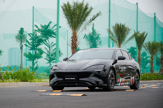 Cận cảnh ‘chiến thần’ BYD Seal - sedan điện hiếm hoi trên thị trường, tăng tốc 0-100km/h trong 3,8 giây - Ảnh 4. Cận cảnh ‘chiến thần’ BYD Seal - sedan điện hiếm hoi trên thị trường, tăng tốc 0-100km/h trong 3,8 giây - Ảnh 4.