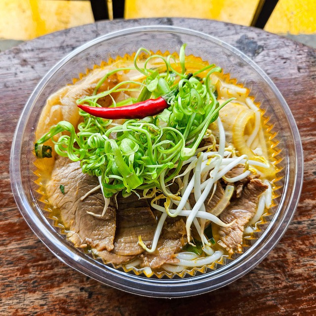 Thêm 13 quán ăn Việt Nam được bổ sung vào danh sách Michelin: Hà Nội có Phở Khôi Hói, TP HCM có Bánh xèo 46A, Bún Bò Huế 14B- Ảnh 2. Thêm 13 quán ăn Việt Nam được bổ sung vào danh sách Michelin: Hà Nội có Phở Khôi Hói, TP HCM có Bánh xèo 46A, Bún Bò Huế 14B- Ảnh 2.