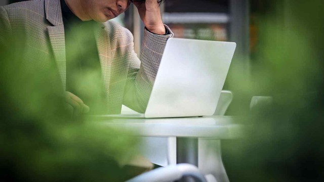 Vụ nhân viên Shopee Trung Quốc qua đời: Hình ảnh cô gái trẻ nằm bất động dưới gầm bàn làm việc và câu hỏi nghiệt ngã 'cái giá của thành công là bao nhiêu?'- Ảnh 1. Vụ nhân viên Shopee Trung Quốc qua đời: Hình ảnh cô gái trẻ nằm bất động dưới gầm bàn làm việc và câu hỏi nghiệt ngã 'cái giá của thành công là bao nhiêu?'- Ảnh 1.