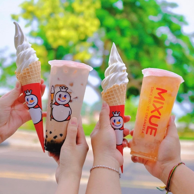 "Đẳng cấp" Mixue: Vượt cả Highlands, Phúc Long và Trung Nguyên, trở thành chuỗi đồ uống được yêu thích nhất nhờ các fan cứng dưới 25 tuổi- Ảnh 1. "Đẳng cấp" Mixue: Vượt cả Highlands, Phúc Long và Trung Nguyên, trở thành chuỗi đồ uống được yêu thích nhất nhờ các fan cứng dưới 25 tuổi- Ảnh 1.
