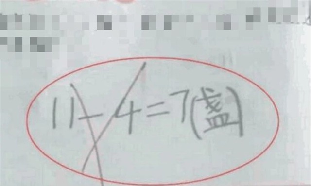 Con làm phép tính "11 - 4 = 7" bị cô giáo gạch đỏ, bố tưởng cô giáo chấm sai, bức xúc tới chất vấn và cái kết ngỡ ngàng- Ảnh 1.