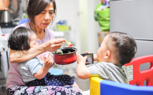 Quốc gia đầu tiên thông qua luật ông bà được trả lương khi chăm cháu: Chăm trẻ không phải là trách nhiệm, cha mẹ già đâu thể hi sinh cả đời!- Ảnh 3. Quốc gia đầu tiên thông qua luật ông bà được trả lương khi chăm cháu: Chăm trẻ không phải là trách nhiệm, cha mẹ già đâu thể hi sinh cả đời!- Ảnh 3.