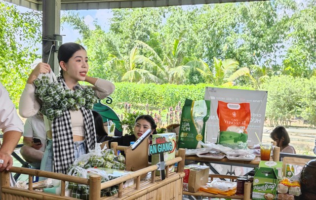 Kỷ lục livestream bán đặc sản địa phương: Thu về 3 tỷ đồng sau 4 tiếng, 23 tấn gạo ruộng tôm hết hàng sau vài chục phút- Ảnh 1. Kỷ lục livestream bán đặc sản địa phương: Thu về 3 tỷ đồng sau 4 tiếng, 23 tấn gạo ruộng tôm hết hàng sau vài chục phút- Ảnh 1.