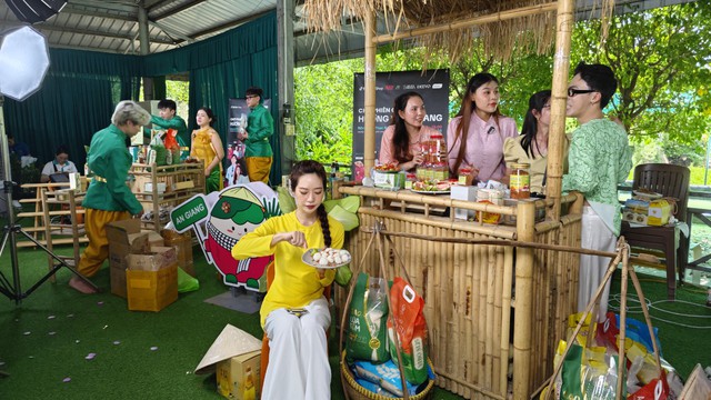 Kỷ lục livestream bán đặc sản địa phương: Thu về 3 tỷ đồng sau 4 tiếng, 23 tấn gạo ruộng tôm hết hàng sau vài chục phút- Ảnh 2. Kỷ lục livestream bán đặc sản địa phương: Thu về 3 tỷ đồng sau 4 tiếng, 23 tấn gạo ruộng tôm hết hàng sau vài chục phút- Ảnh 2.