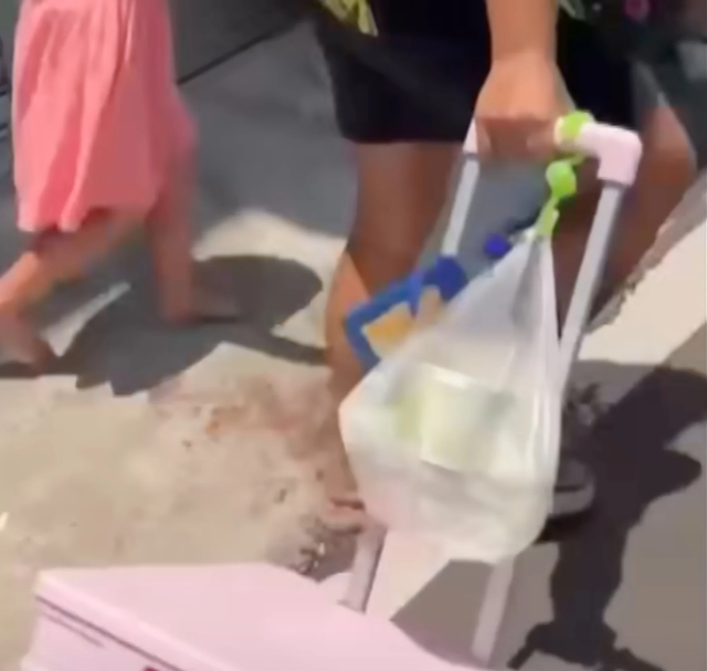 "Mẹ ơi, nóng quá, chân con đau quá": Xót xa tiếng khóc của bé gái 6 tuổi bị mẹ bắt phải đi chân trần trên đường bê tông nóng như thiêu đốt vì làm mất giày- Ảnh 2. "Mẹ ơi, nóng quá, chân con đau quá": Xót xa tiếng khóc của bé gái 6 tuổi bị mẹ bắt phải đi chân trần trên đường bê tông nóng như thiêu đốt vì làm mất giày- Ảnh 2.