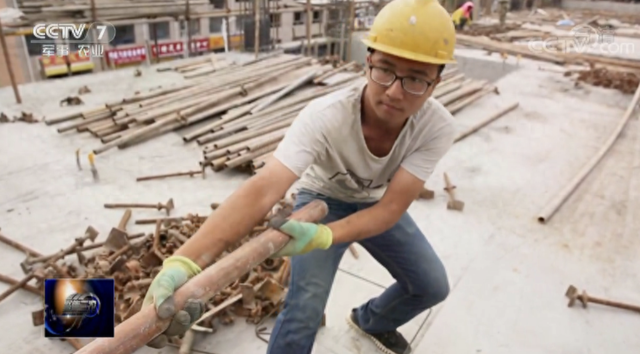 Nam sinh oằn lưng bê gạch bỗng nhận giấy trúng tuyển Đại học top đầu châu Á – 8 năm sau làm nên chuyện lớn, ai cũng phải khâm phục!
- Ảnh 3. Nam sinh oằn lưng bê gạch bỗng nhận giấy trúng tuyển Đại học top đầu châu Á – 8 năm sau làm nên chuyện lớn, ai cũng phải khâm phục!
- Ảnh 3.