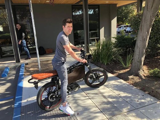 Bất ngờ: Dat Bike "flex" cha đẻ ChatGPT chính là một trong những người đầu tiên lái thử chiếc xe điện Việt- Ảnh 1. Bất ngờ: Dat Bike "flex" cha đẻ ChatGPT chính là một trong những người đầu tiên lái thử chiếc xe điện Việt- Ảnh 1.