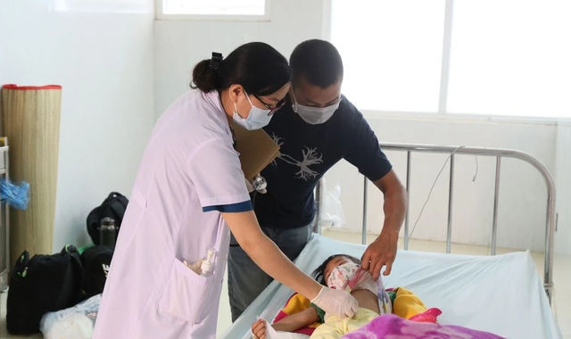 346 ca dương tính, 3 trẻ tử vong do sởi, mức độ lây lan dữ dội hơn COVID-19: Chuyên gia chỉ 4 nguyên tắc khi chăm sóc trẻ bệnh để phòng ngừa biến chứng nặng- Ảnh 1. 346 ca dương tính, 3 trẻ tử vong do sởi, mức độ lây lan dữ dội hơn COVID-19: Chuyên gia chỉ 4 nguyên tắc khi chăm sóc trẻ bệnh để phòng ngừa biến chứng nặng- Ảnh 1.