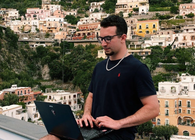 Chứng khoán giúp tôi kiếm gần 200 tỷ đồng trong 2 năm: Phân tích kỹ thuật phức tạp không hữu ích, nghĩ đơn giản mới dễ 'ăn tiền'- Ảnh 1. Chứng khoán giúp tôi kiếm gần 200 tỷ đồng trong 2 năm: Phân tích kỹ thuật phức tạp không hữu ích, nghĩ đơn giản mới dễ 'ăn tiền'- Ảnh 1.