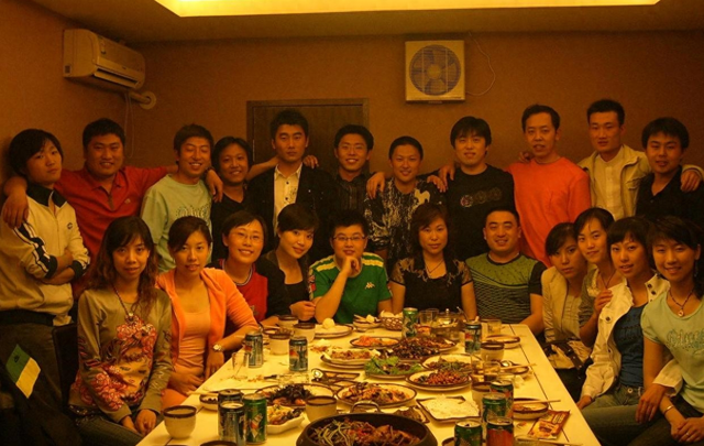 Đi họp lớp cấp 3, tôi chi 50 triệu đồng bao mọi người vui chơi tới bến, khi vào nhà vệ sinh tình cờ nghe được cuộc nói chuyện của các bạn, tôi lặng lẽ bỏ đi- Ảnh 1. Đi họp lớp cấp 3, tôi chi 50 triệu đồng bao mọi người vui chơi tới bến, khi vào nhà vệ sinh tình cờ nghe được cuộc nói chuyện của các bạn, tôi lặng lẽ bỏ đi- Ảnh 1.