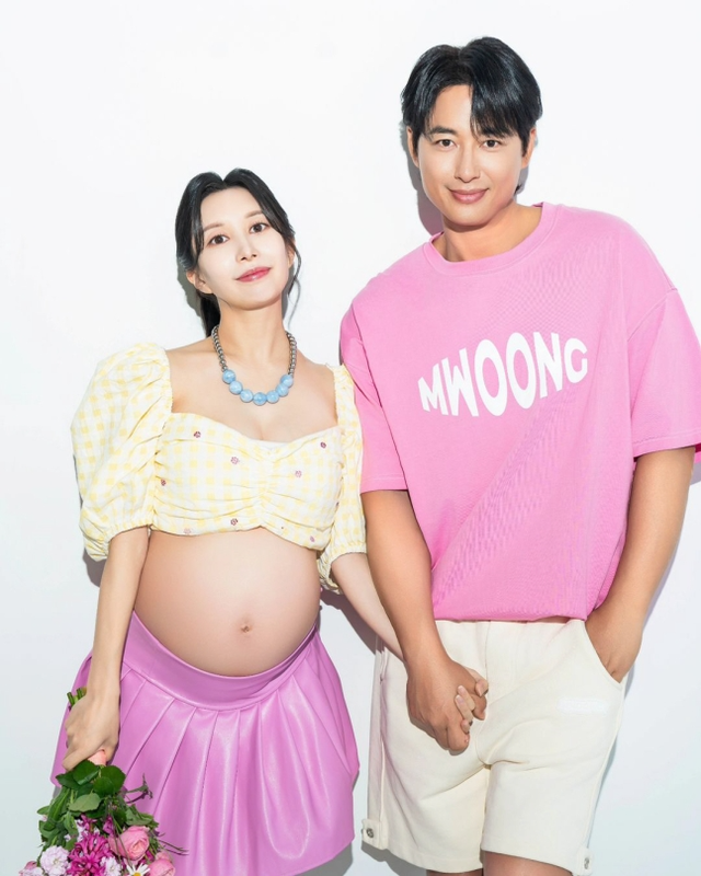 Vượt biến cố sảy thai, tài tử đình đám và fangirl kém 14 tuổi vỡ oà đón tiểu công chúa ra đời- Ảnh 1. Vượt biến cố sảy thai, tài tử đình đám và fangirl kém 14 tuổi vỡ oà đón tiểu công chúa ra đời- Ảnh 1.