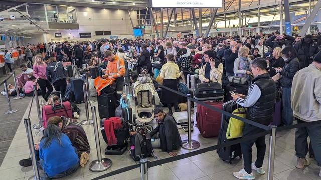 Toàn cảnh sự cố màn hình xanh gây náo loạn cả thế giới: Hàng ngàn chuyến bay bị huỷ, bệnh viện, công ty, dịch vụ khắp nơi tê liệt- Ảnh 4. Toàn cảnh sự cố màn hình xanh gây náo loạn cả thế giới: Hàng ngàn chuyến bay bị huỷ, bệnh viện, công ty, dịch vụ khắp nơi tê liệt- Ảnh 4.