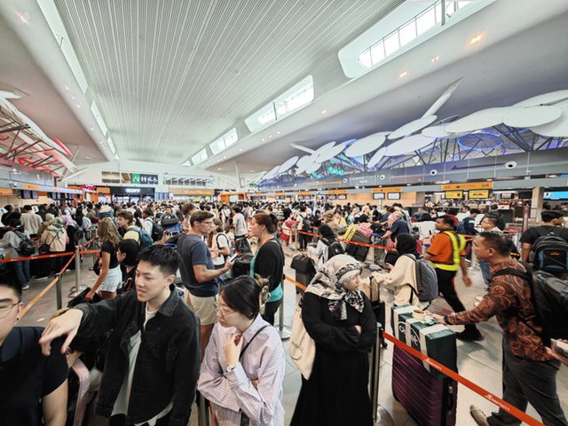 Toàn cảnh sự cố màn hình xanh gây náo loạn cả thế giới: Hàng ngàn chuyến bay bị huỷ, bệnh viện, công ty, dịch vụ khắp nơi tê liệt- Ảnh 7. Toàn cảnh sự cố màn hình xanh gây náo loạn cả thế giới: Hàng ngàn chuyến bay bị huỷ, bệnh viện, công ty, dịch vụ khắp nơi tê liệt- Ảnh 7.