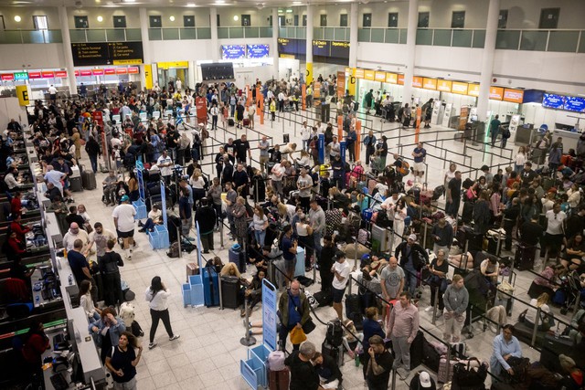 Toàn cảnh sự cố màn hình xanh gây náo loạn cả thế giới: Hàng ngàn chuyến bay bị huỷ, bệnh viện, công ty, dịch vụ khắp nơi tê liệt- Ảnh 10. Toàn cảnh sự cố màn hình xanh gây náo loạn cả thế giới: Hàng ngàn chuyến bay bị huỷ, bệnh viện, công ty, dịch vụ khắp nơi tê liệt- Ảnh 10.