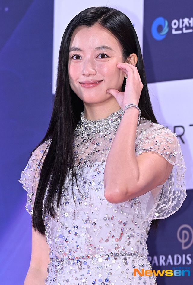 Siêu thảm đỏ Rồng Xanh: Yoona - Tiffany hóa công chúa đọ sắc Park Bo Young hack tuổi, Ryu Jun Yeol tái xuất sau ồn ào với Han So Hee- Ảnh 16. Siêu thảm đỏ Rồng Xanh: Yoona - Tiffany hóa công chúa đọ sắc Park Bo Young hack tuổi, Ryu Jun Yeol tái xuất sau ồn ào với Han So Hee- Ảnh 16.