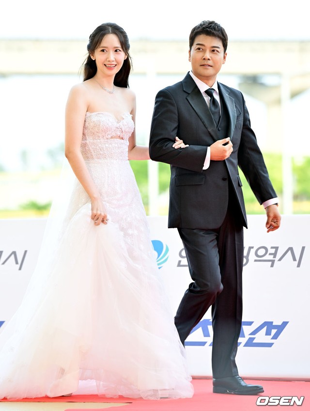 Siêu thảm đỏ Rồng Xanh: Yoona - Tiffany hóa công chúa đọ sắc Park Bo Young hack tuổi, Ryu Jun Yeol tái xuất sau ồn ào với Han So Hee- Ảnh 1. Siêu thảm đỏ Rồng Xanh: Yoona - Tiffany hóa công chúa đọ sắc Park Bo Young hack tuổi, Ryu Jun Yeol tái xuất sau ồn ào với Han So Hee- Ảnh 1.
