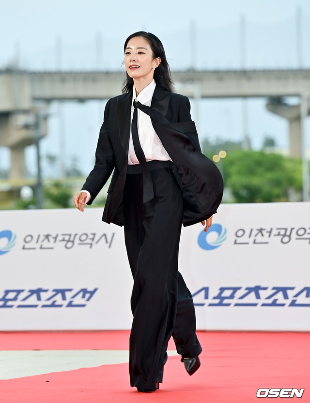 Siêu thảm đỏ Rồng Xanh: Yoona - Tiffany hóa công chúa đọ sắc Park Bo Young hack tuổi, Ryu Jun Yeol tái xuất sau ồn ào với Han So Hee- Ảnh 43. Siêu thảm đỏ Rồng Xanh: Yoona - Tiffany hóa công chúa đọ sắc Park Bo Young hack tuổi, Ryu Jun Yeol tái xuất sau ồn ào với Han So Hee- Ảnh 43.