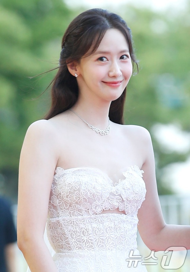 Siêu thảm đỏ Rồng Xanh: Yoona - Tiffany hóa công chúa đọ sắc Park Bo Young hack tuổi, Ryu Jun Yeol tái xuất sau ồn ào với Han So Hee- Ảnh 3. Siêu thảm đỏ Rồng Xanh: Yoona - Tiffany hóa công chúa đọ sắc Park Bo Young hack tuổi, Ryu Jun Yeol tái xuất sau ồn ào với Han So Hee- Ảnh 3.