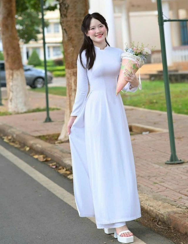 "Trung bình" các nữ học bá thi tốt nghiệp THPT năm nay: Giỏi chưa đủ, còn xinh!- Ảnh 5. "Trung bình" các nữ học bá thi tốt nghiệp THPT năm nay: Giỏi chưa đủ, còn xinh!- Ảnh 5.
