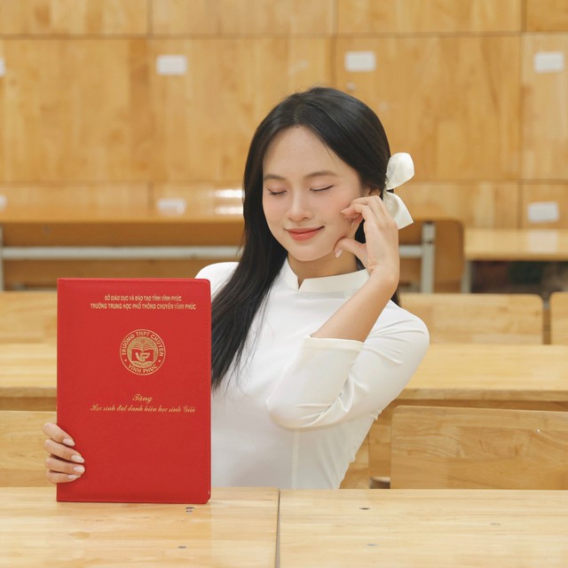 "Trung bình" các nữ học bá thi tốt nghiệp THPT năm nay: Giỏi chưa đủ, còn xinh!- Ảnh 2. "Trung bình" các nữ học bá thi tốt nghiệp THPT năm nay: Giỏi chưa đủ, còn xinh!- Ảnh 2.