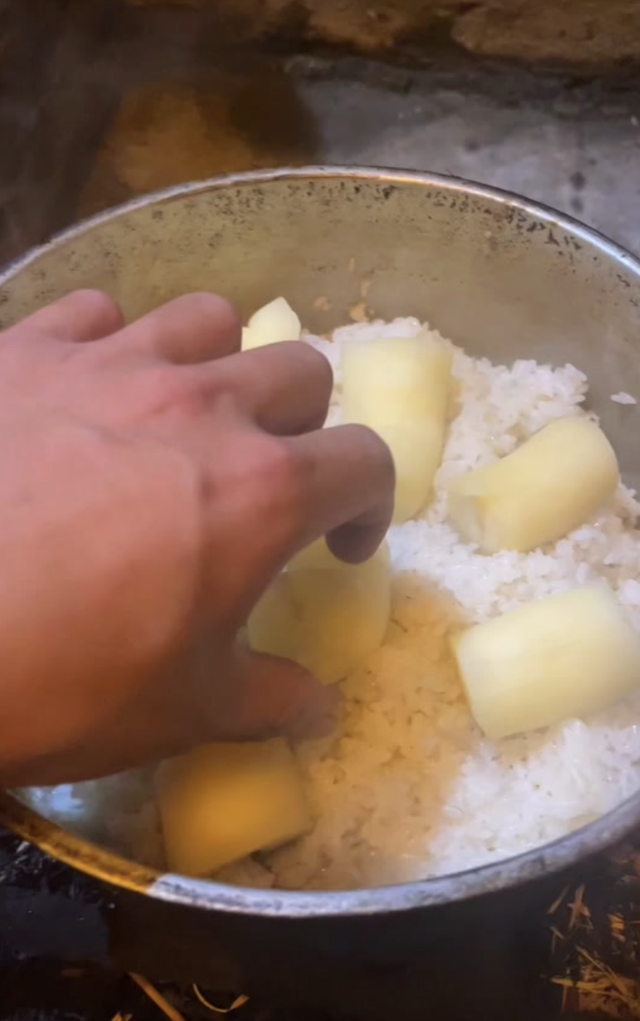 Ở thành phố thèm cơm nhà mẹ nấu, các thanh niên dọn về quê: Sáng làm vườn, chiều vào bếp “nổi lửa”- Ảnh 15. Ở thành phố thèm cơm nhà mẹ nấu, các thanh niên dọn về quê: Sáng làm vườn, chiều vào bếp “nổi lửa”- Ảnh 15.