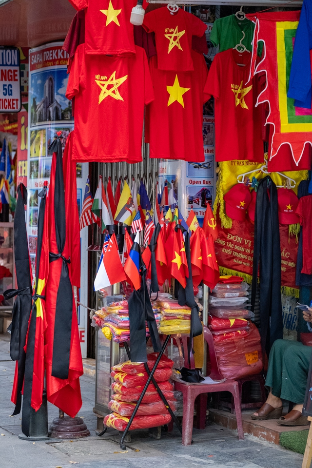 Phố phường Hà Nội treo cờ rủ tưởng niệm cố Tổng Bí thư Nguyễn Phú Trọng- Ảnh 15. Phố phường Hà Nội treo cờ rủ tưởng niệm cố Tổng Bí thư Nguyễn Phú Trọng- Ảnh 15.