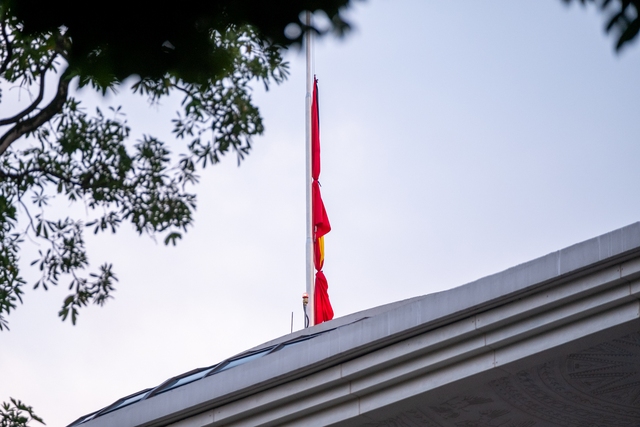 Phố phường Hà Nội treo cờ rủ tưởng niệm cố Tổng Bí thư Nguyễn Phú Trọng- Ảnh 12. Phố phường Hà Nội treo cờ rủ tưởng niệm cố Tổng Bí thư Nguyễn Phú Trọng- Ảnh 12.