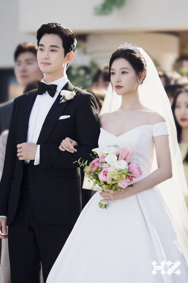 Kim Soo Hyun đã cầu hôn Kim Ji Won tại Thụy Sĩ?- Ảnh 1. Kim Soo Hyun đã cầu hôn Kim Ji Won tại Thụy Sĩ?- Ảnh 1.