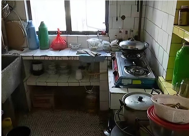 Dọn đồ của cha già vừa mất, con trai phát hiện 28 mẩu giấy lạ trong hộp gỗ: Bí mật hơn 30 năm của cả vùng được tiết lộ, gây chấn động truyền thông- Ảnh 4. Dọn đồ của cha già vừa mất, con trai phát hiện 28 mẩu giấy lạ trong hộp gỗ: Bí mật hơn 30 năm của cả vùng được tiết lộ, gây chấn động truyền thông- Ảnh 4.