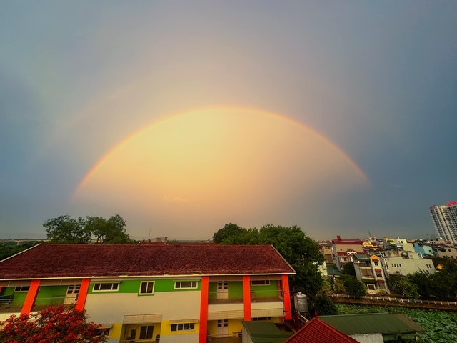Hôm nay, bầu trời Hà Nội xuất hiện cầu vồng đôi đẹp rực rỡ- Ảnh 2. Hôm nay, bầu trời Hà Nội xuất hiện cầu vồng đôi đẹp rực rỡ- Ảnh 2.