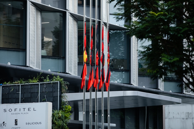 Các tòa nhà, đường phố ở TP.HCM treo cờ rủ tưởng niệm Tổng Bí thư Nguyễn Phú Trọng- Ảnh 5. Các tòa nhà, đường phố ở TP.HCM treo cờ rủ tưởng niệm Tổng Bí thư Nguyễn Phú Trọng- Ảnh 5.