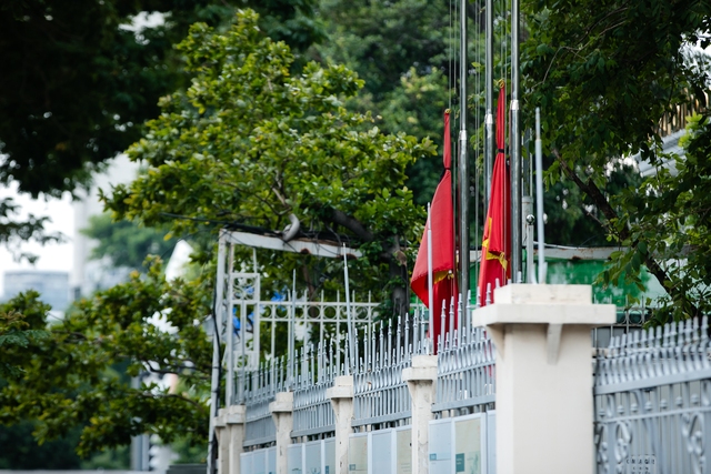 Các tòa nhà, đường phố ở TP.HCM treo cờ rủ tưởng niệm Tổng Bí thư Nguyễn Phú Trọng- Ảnh 4. Các tòa nhà, đường phố ở TP.HCM treo cờ rủ tưởng niệm Tổng Bí thư Nguyễn Phú Trọng- Ảnh 4.