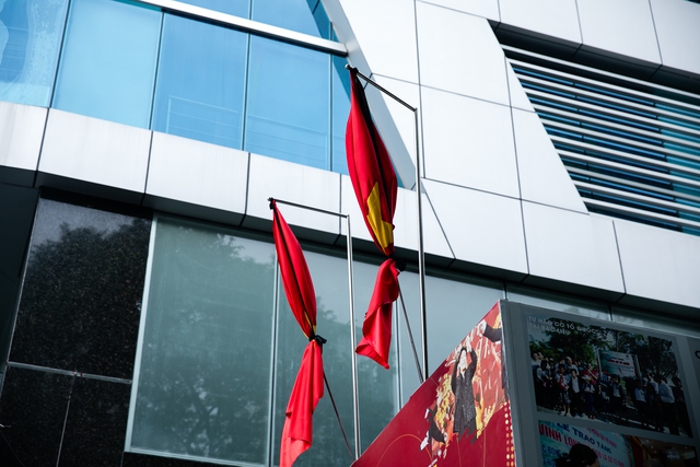 Các tòa nhà, đường phố ở TP.HCM treo cờ rủ tưởng niệm Tổng Bí thư Nguyễn Phú Trọng- Ảnh 3. Các tòa nhà, đường phố ở TP.HCM treo cờ rủ tưởng niệm Tổng Bí thư Nguyễn Phú Trọng- Ảnh 3.