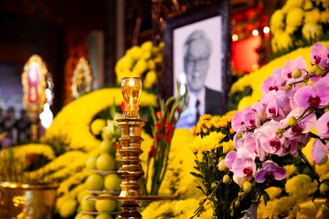 Người dân TP.HCM bật khóc trước di ảnh Tổng Bí thư Nguyễn Phú Trọng tại chùa Vĩnh Nghiêm- Ảnh 6. Người dân TP.HCM bật khóc trước di ảnh Tổng Bí thư Nguyễn Phú Trọng tại chùa Vĩnh Nghiêm- Ảnh 6.