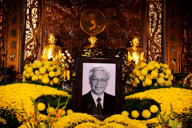 Người dân TP.HCM bật khóc trước di ảnh Tổng Bí thư Nguyễn Phú Trọng tại chùa Vĩnh Nghiêm- Ảnh 1. Người dân TP.HCM bật khóc trước di ảnh Tổng Bí thư Nguyễn Phú Trọng tại chùa Vĩnh Nghiêm- Ảnh 1.