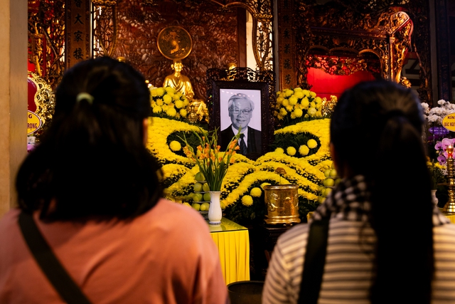 Người dân TP.HCM bật khóc trước di ảnh Tổng Bí thư Nguyễn Phú Trọng tại chùa Vĩnh Nghiêm- Ảnh 9. Người dân TP.HCM bật khóc trước di ảnh Tổng Bí thư Nguyễn Phú Trọng tại chùa Vĩnh Nghiêm- Ảnh 9.