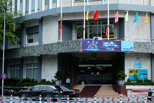 Các tòa nhà, đường phố ở TP.HCM treo cờ rủ tưởng niệm Tổng Bí thư Nguyễn Phú Trọng- Ảnh 19. Các tòa nhà, đường phố ở TP.HCM treo cờ rủ tưởng niệm Tổng Bí thư Nguyễn Phú Trọng- Ảnh 19.