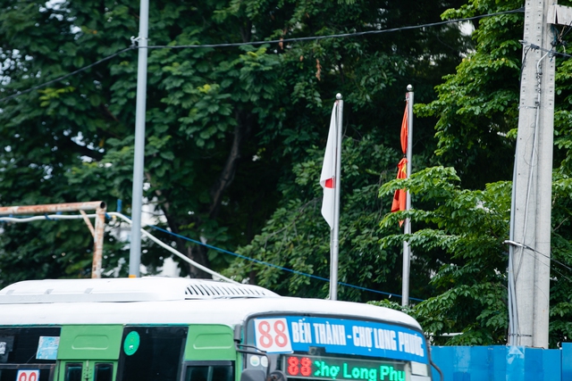 Các tòa nhà, đường phố ở TP.HCM treo cờ rủ tưởng niệm Tổng Bí thư Nguyễn Phú Trọng- Ảnh 10. Các tòa nhà, đường phố ở TP.HCM treo cờ rủ tưởng niệm Tổng Bí thư Nguyễn Phú Trọng- Ảnh 10.